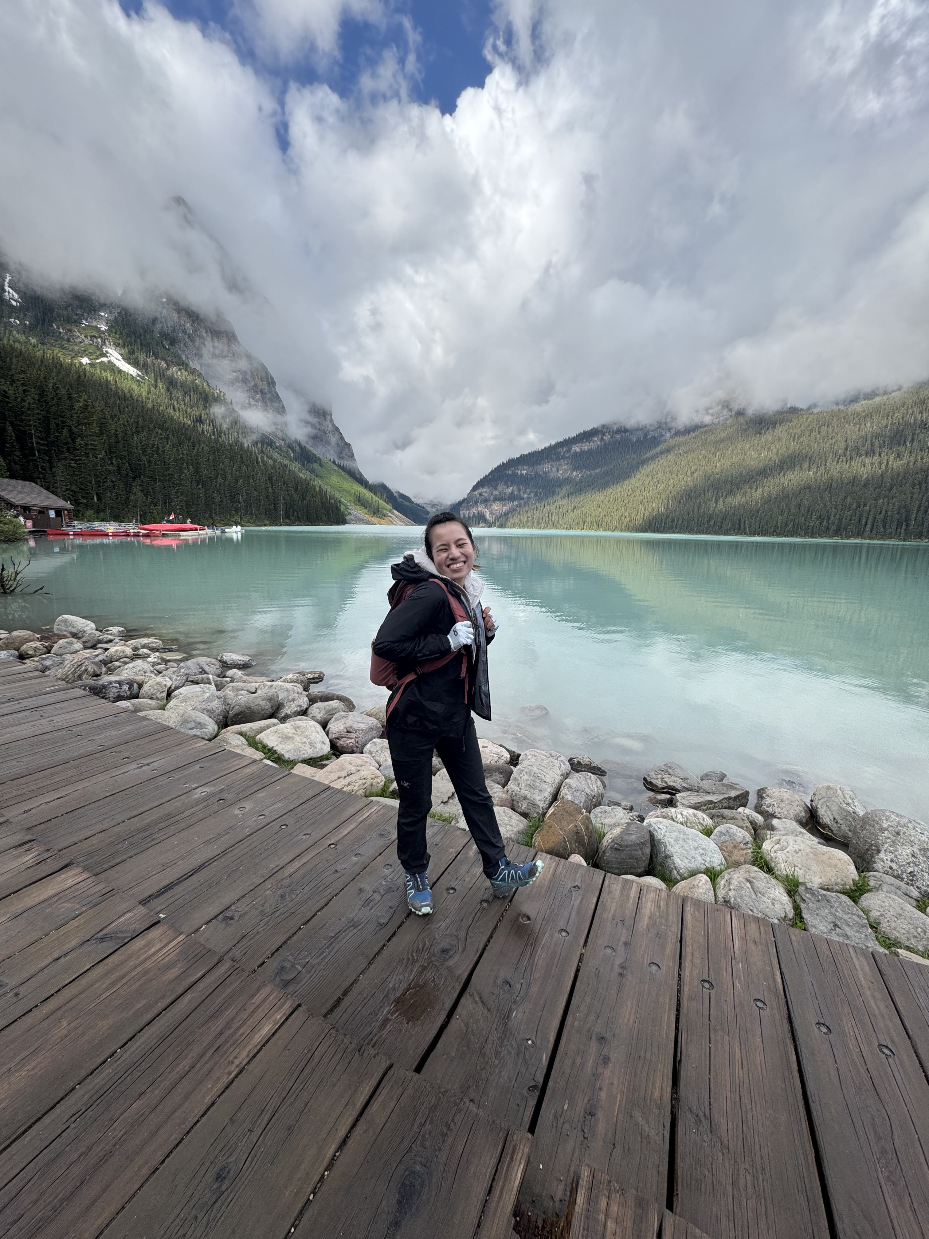 Young woman in front of a lake